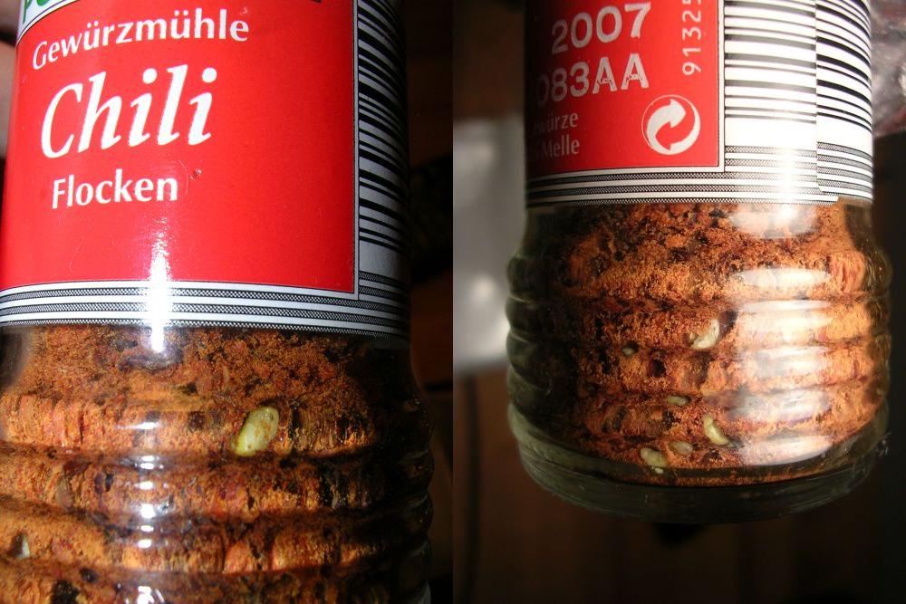 Brotkäfer (Stegobium paniceum) in Chilipulver